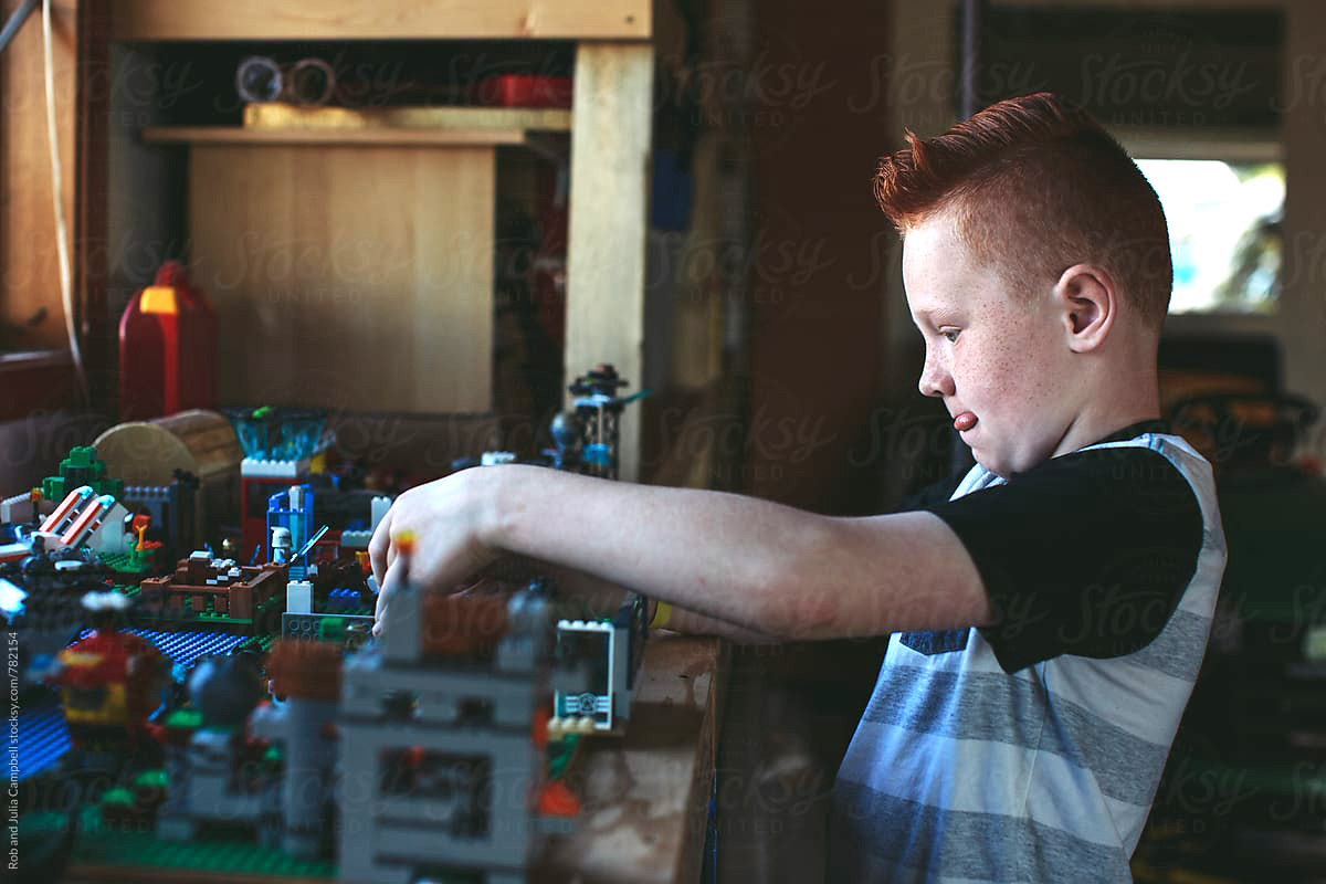 782154 3D Learner K-12 learning support - boy with headphones
